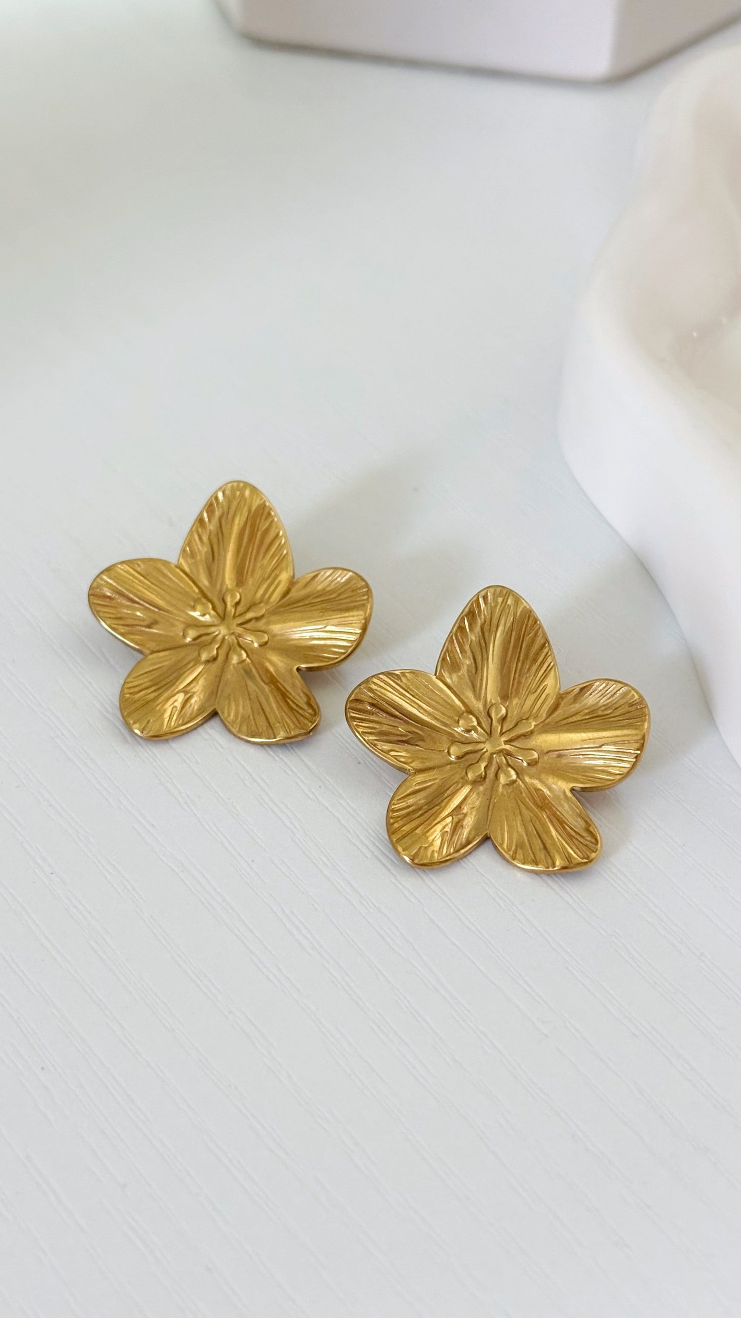 AMAPOLLA STUDS